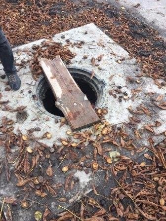 У Володимирі серед вулиці ‒ неприкритий каналізаційний колодязь