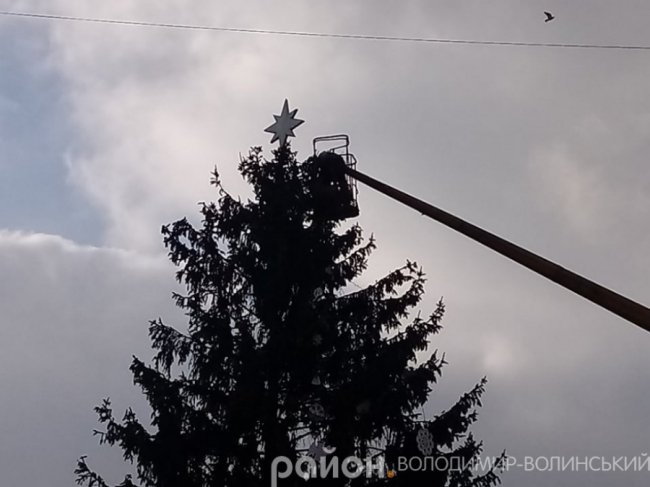 У Володимирі розібрали головну ялинку міста. ФОТО