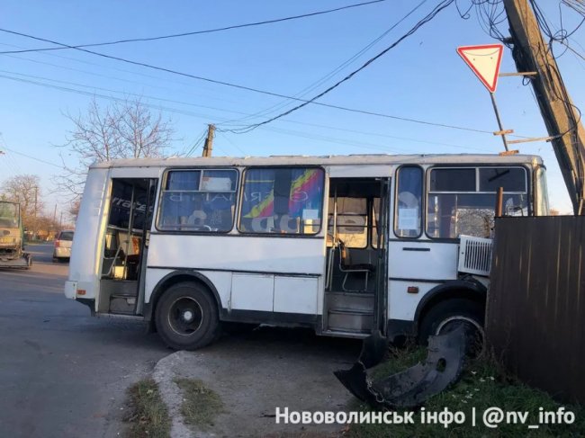 На Волині в пасажирський автобус врізався легковик : є постраждалі. ФОТО