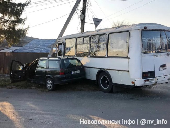 На Волині в пасажирський автобус врізався легковик : є постраждалі. ФОТО