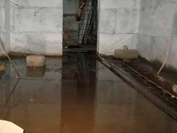 Лучанин скаржиться, що його підвал півроку затоплювала вода