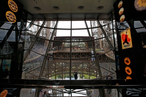 Ейфелева вежа тепер зі скляною підлогою. ФОТО