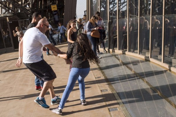 Ейфелева вежа тепер зі скляною підлогою. ФОТО