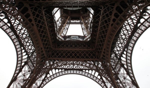 Ейфелева вежа тепер зі скляною підлогою. ФОТО