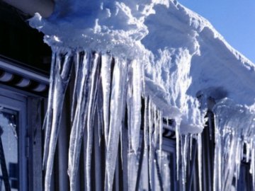 З балкону випала жінка, яка збивала бурульки