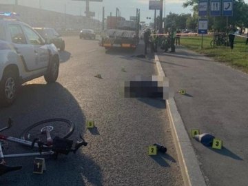У Києві п'яний перехожий штовхнув велосипедиста під колеса вантажівки