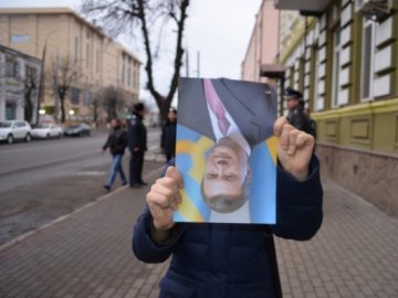 У Києві на підтримку Майї Москвич перевертали «Януковича». ВІДЕО