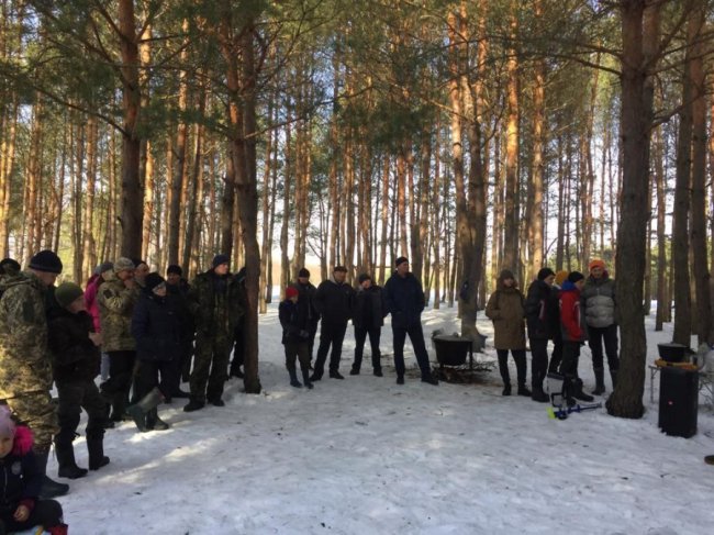 На волинському озері рибалки змагалися за першість у підльодному лові. ФОТО