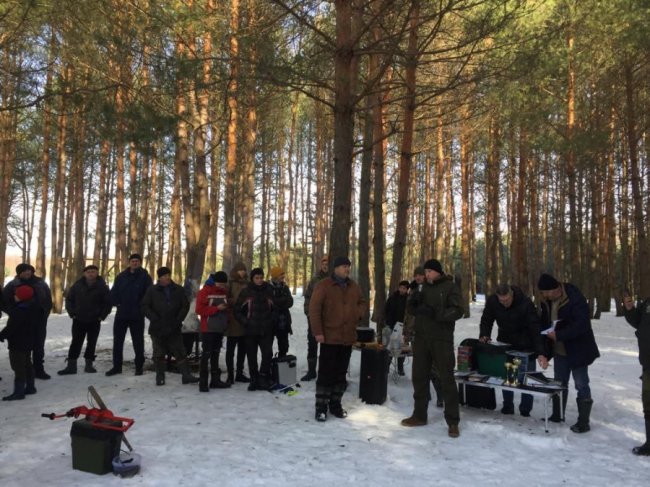 На волинському озері рибалки змагалися за першість у підльодному лові. ФОТО
