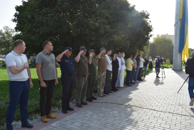 У Луцьку підняли найвищий в області український прапор. ФОТО
