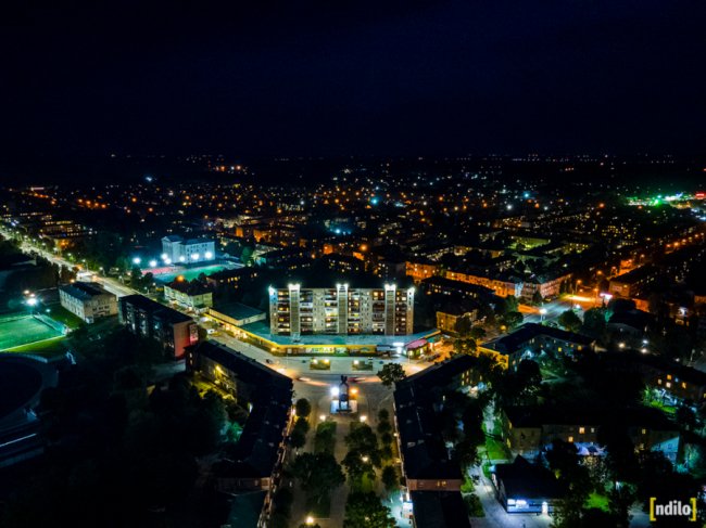 Яскраві вогні і завод, що «не спить»: показали, який вигляд з висоти вночі має місто на Волині. ФОТО