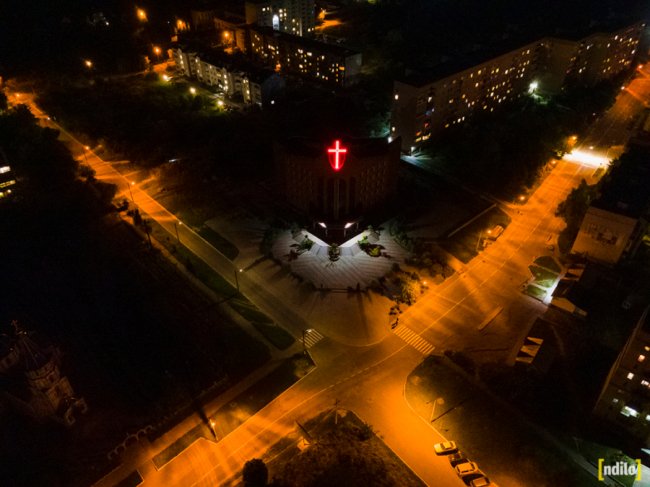 Яскраві вогні і завод, що «не спить»: показали, який вигляд з висоти вночі має місто на Волині. ФОТО