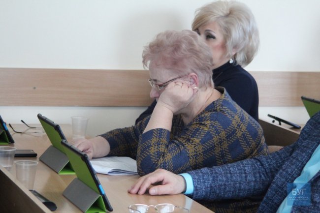 У Нововолинській міськраді депутати відтепер голосують за допомогою планшетів