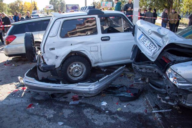 У Дніпрі зіткнулося 7 автомобілів, є потерпілі