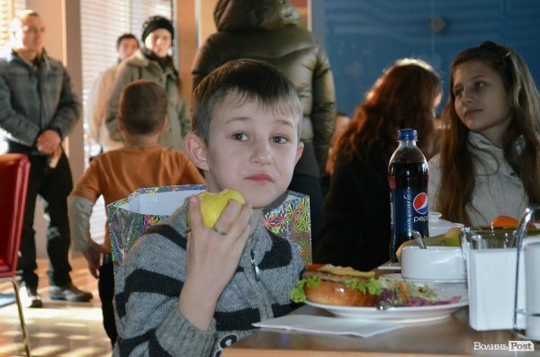 Дітям із «важких» сімей подарували новорічний настрій. ФОТО