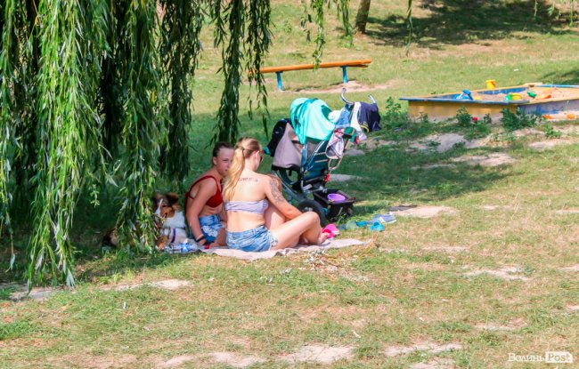 Стир, фонтани і вуличні душі: як у Луцьку рятуються від спеки. ФОТО