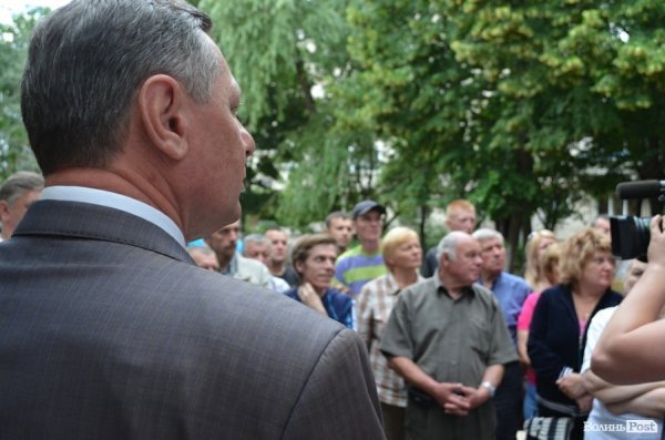 З будинку, що обвалився, виселяють людей