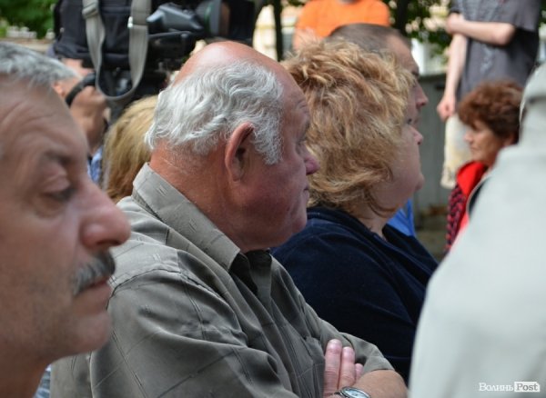 З будинку, що обвалився, виселяють людей