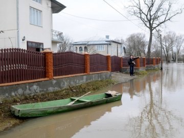 В Україні люди вулицями плавають на човнах. ФОТО. ВІДЕО