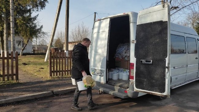 З села на Волині щотижня відправляють допомогу бійцям на Схід. ВІДЕО