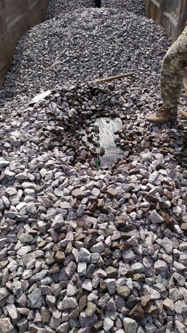 На Волині у поїзді, який перевозив  до Польщі щебінь, знайшли контрабанду. ФОТО. ВІДЕО