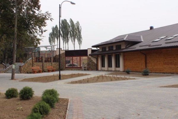 У Луцькому зоопарку наводять чистоту до відкриття. ФОТО