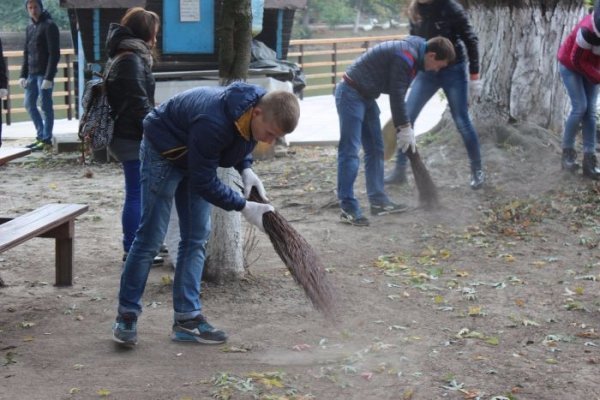 У Луцькому зоопарку наводять чистоту до відкриття. ФОТО