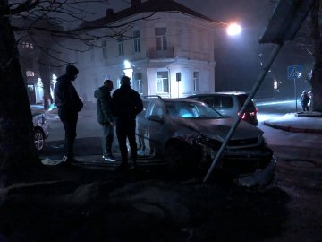 У Луцьку на перехресті зіткнулись два легковики. ФОТО