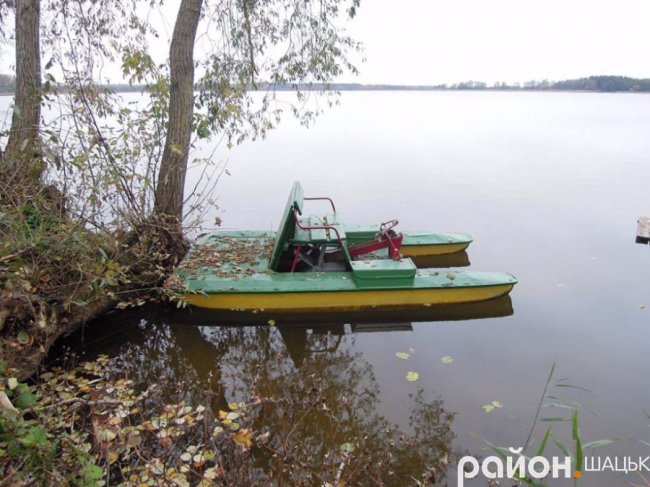 Безлюддя і човни з водою: волинське озеро восени. ФОТО