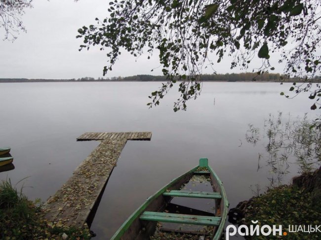 Безлюддя і човни з водою: волинське озеро восени. ФОТО