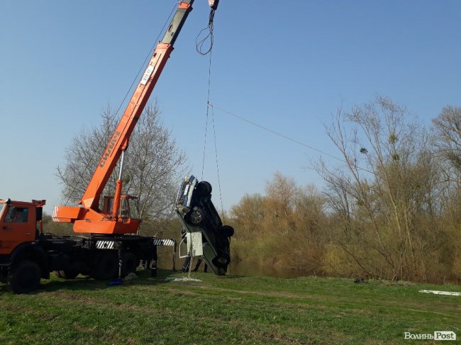 З річки Стир дістали затонуле авто