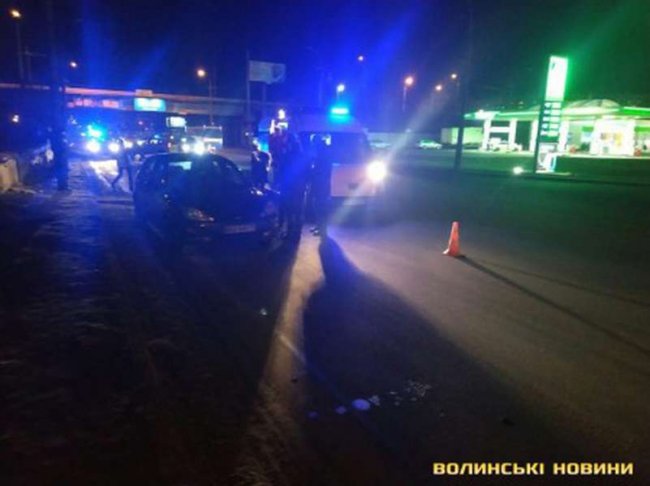 Постраждалого госпіталізували: у Луцьку пішохід потрапив під колеса авто. ФОТО