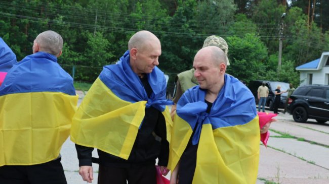 З неволі звільнили молодших 25 років та важкохворих захисників: Україна та росія провели обмін полоненими