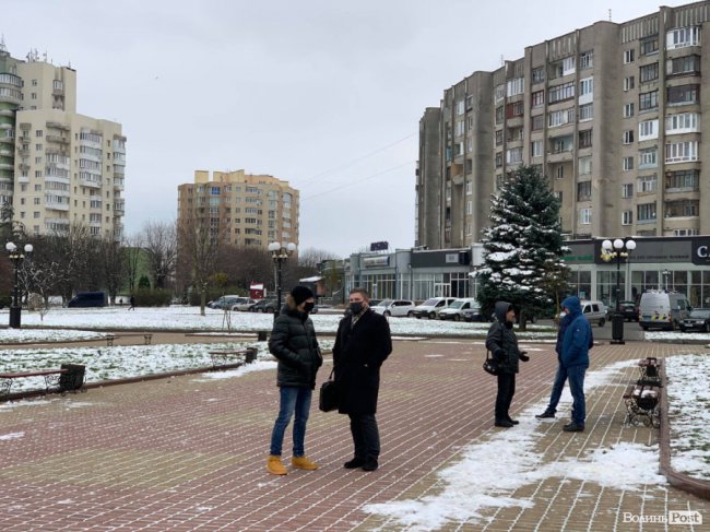 Під Волинську ОДА привели козу і «прощальний» оркестр. ФОТО
