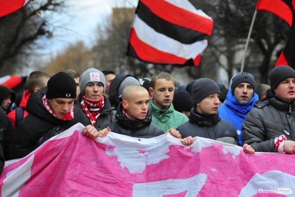 Футбольні фани у Луцьку влаштували марш. ВІДЕО