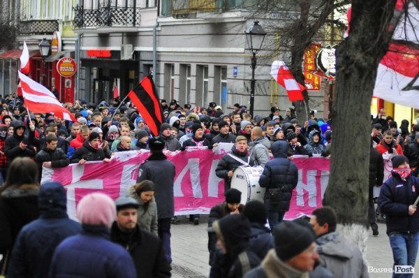 Футбольні фани у Луцьку влаштували марш. ВІДЕО