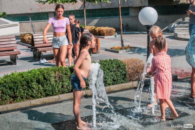 Стир, фонтани і вуличні душі: як у Луцьку рятуються від спеки. ФОТО