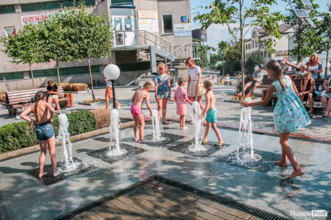 Стир, фонтани і вуличні душі: як у Луцьку рятуються від спеки. ФОТО
