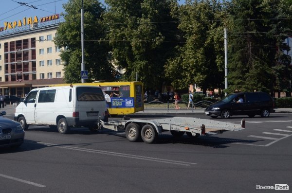Біля ЦУМу ДТП: не розминулися дві автівки. ФОТО