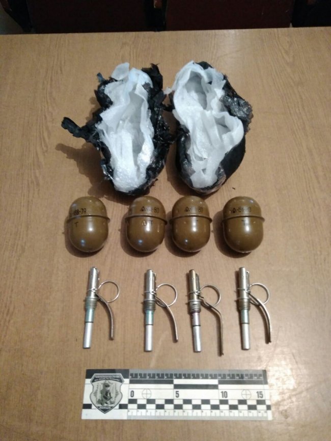 На «Домановому» затримали чоловіка, який хотів перевезти через кордон гранати. ФОТО