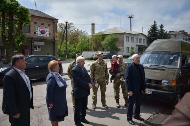 У селищі на Волині школярі та волонтери передали на Схід відремонтоване авто