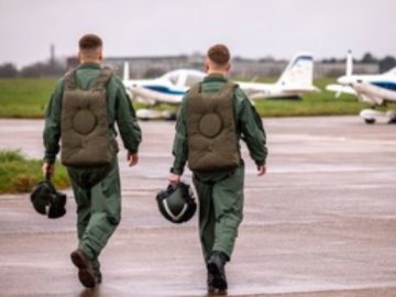 Перша група українських пілотів завершили льотну школу ВПС Британії
