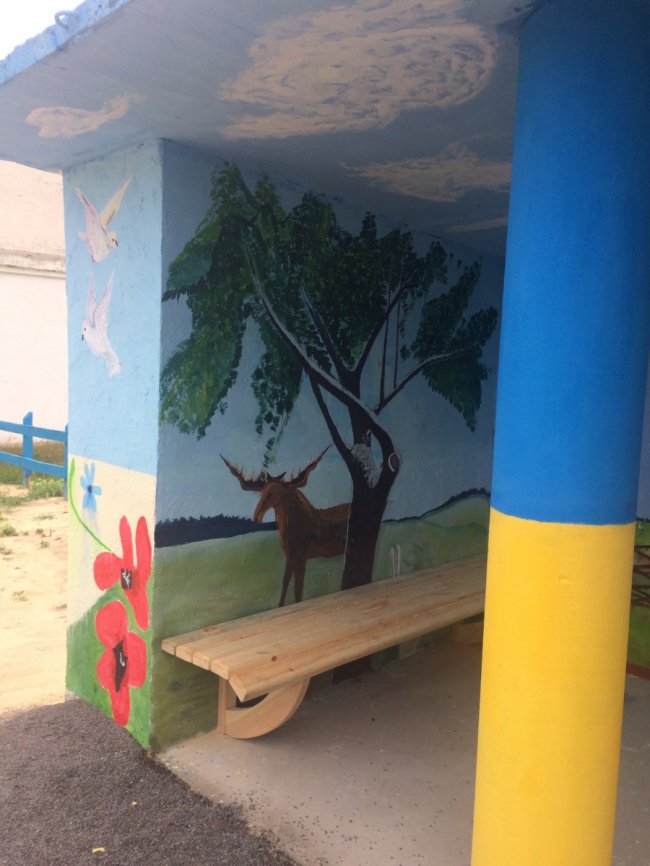 У селі на Волині небайдужі жителі причепурили занедбану зупинку