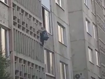 До коханої через вікно: лучанин ліз по фасуду багатоповерхівки.ВІДЕО