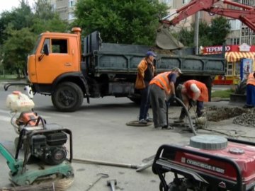 У Луцьку на Кравчука ремонтують зливову мережу, через яку постійно підтоплює місто