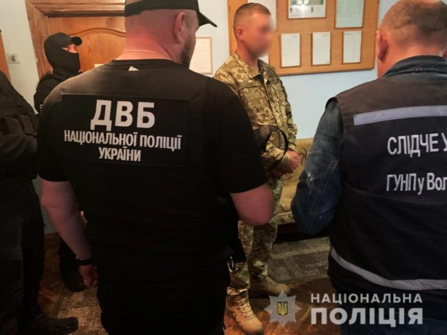 Працівник військкомату на Волині за 4 500 доларів допомагав чоловікам виїжджати за кордон. ФОТО