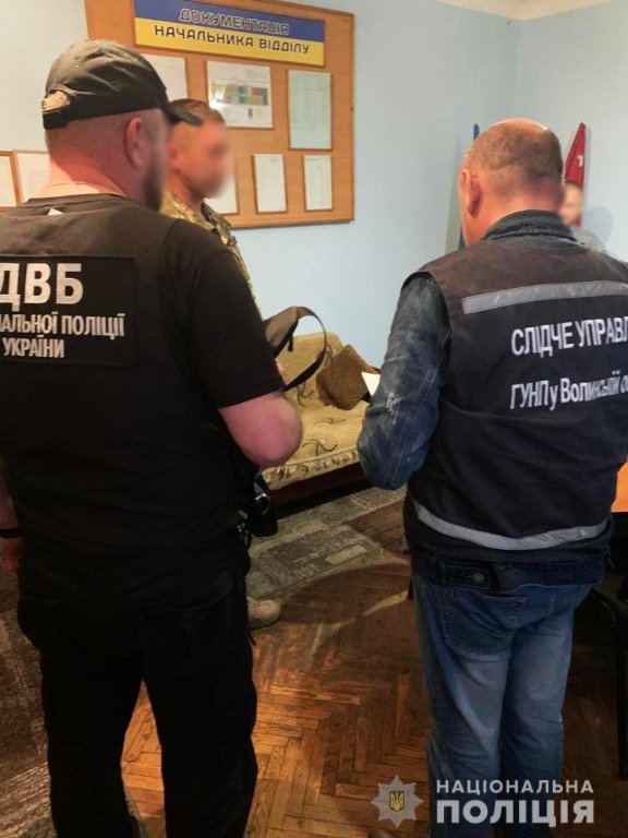 Працівник військкомату на Волині за 4 500 доларів допомагав чоловікам виїжджати за кордон. ФОТО