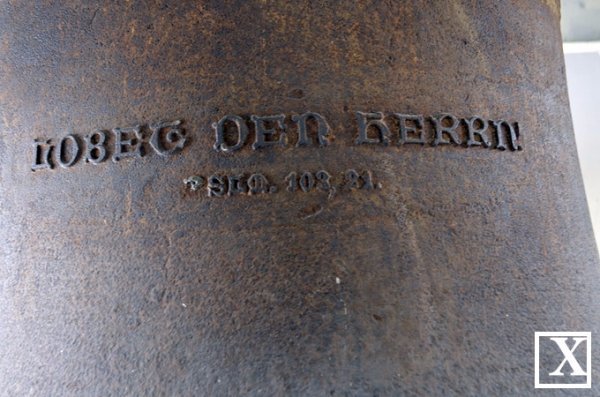 Сучасні дзвони на дзвіниці собору