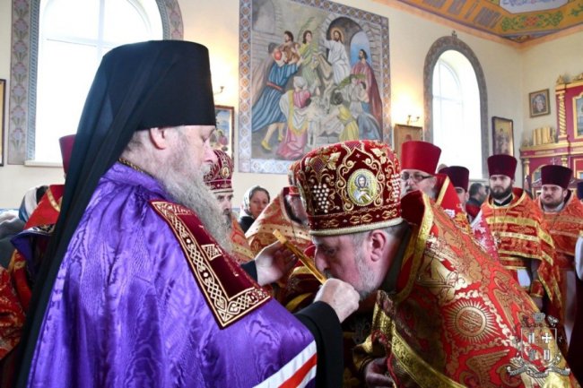 Дорога з квітів і нагороди: як у храмі УПЦ (МП) на Волині відзначили престольне свято