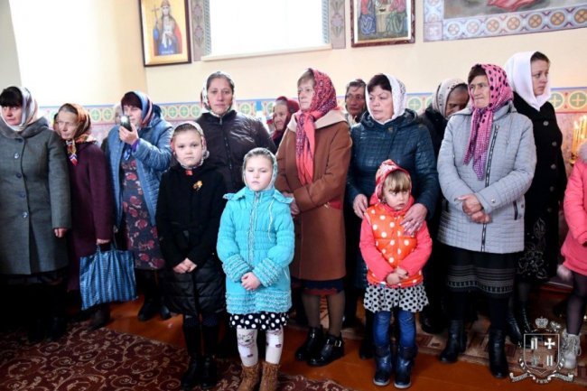 Дорога з квітів і нагороди: як у храмі УПЦ (МП) на Волині відзначили престольне свято